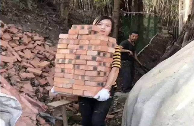 Kuli Bangunan Cantik Ini Rela Angkat Batu Bata Bangun Rumah Sendiri