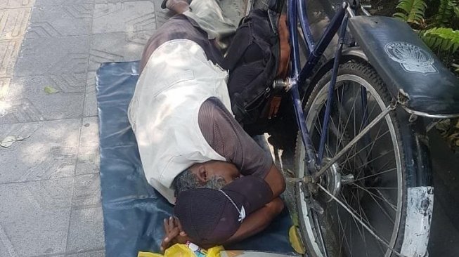 Tertidur di Pinggir Jalan, Pria Tua Penjual TTS ini Buat Warganet Iba