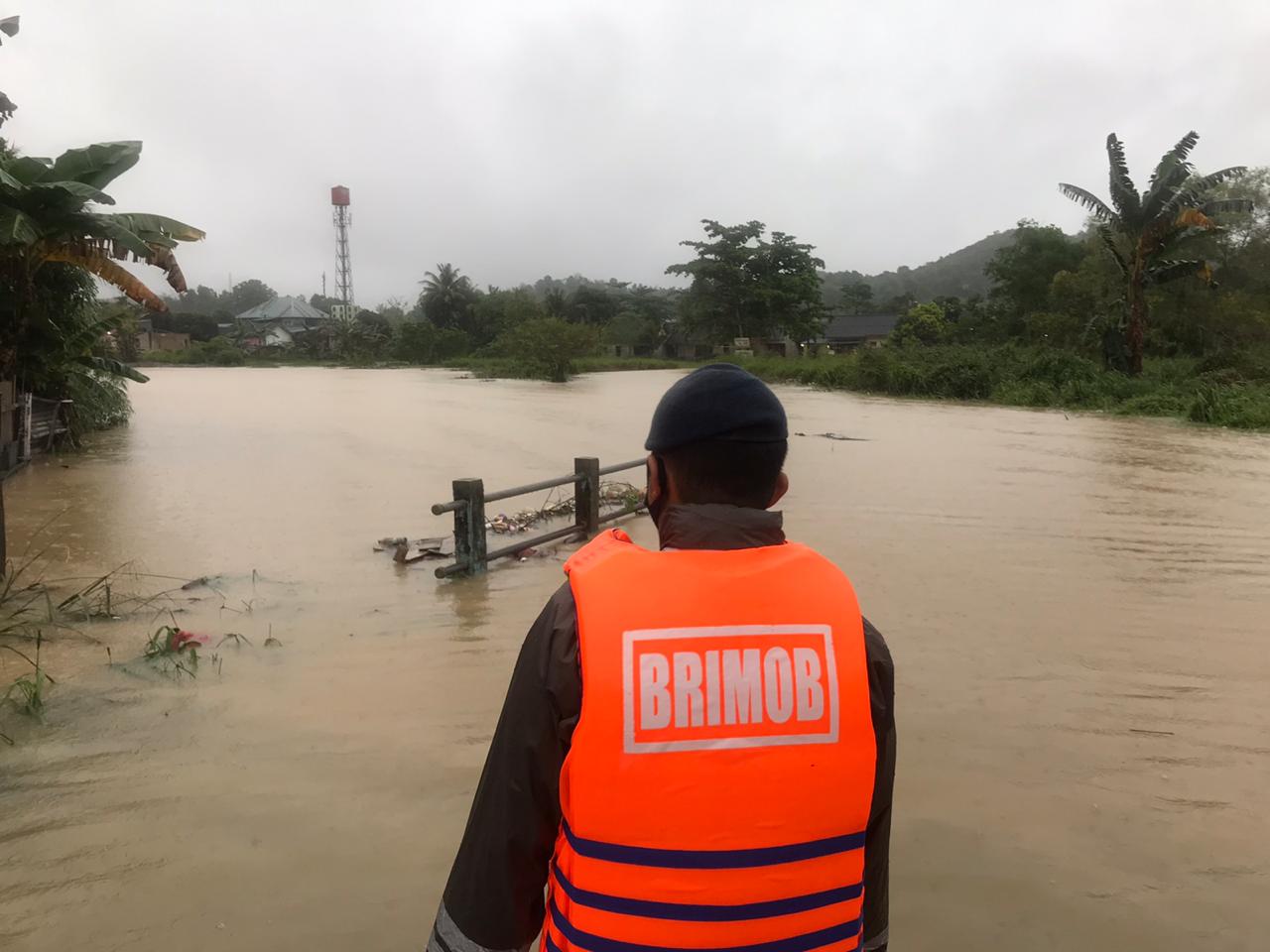 Cepat dan Tangap Dalam Bencana, Satuan Brimob Polda Kepri Kembali Membantu Masyarakat yang Terdampak Banjir