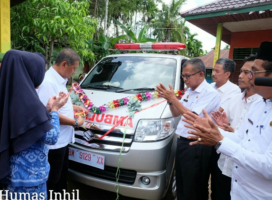 Syamsuddin Uti Serahkan Bantuan Ambulance