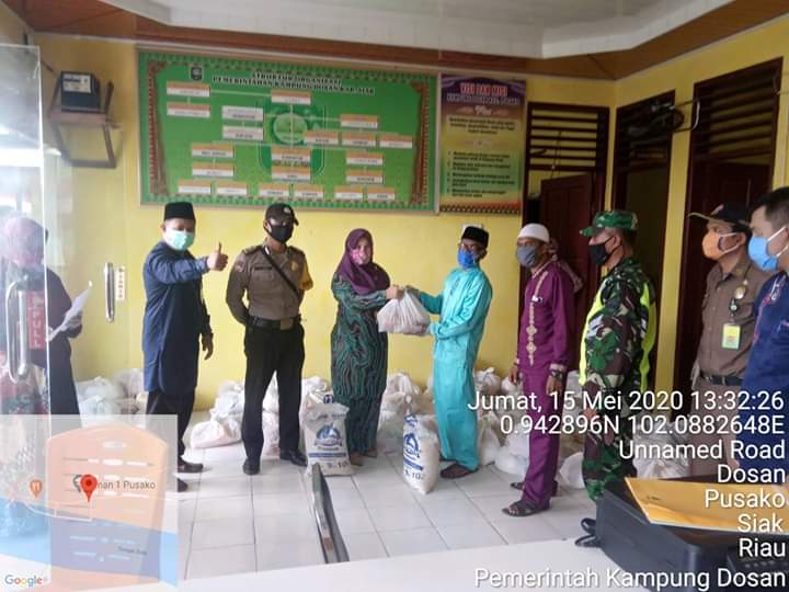 Warga Dosan Terima Sembako dari Pemkab Siak