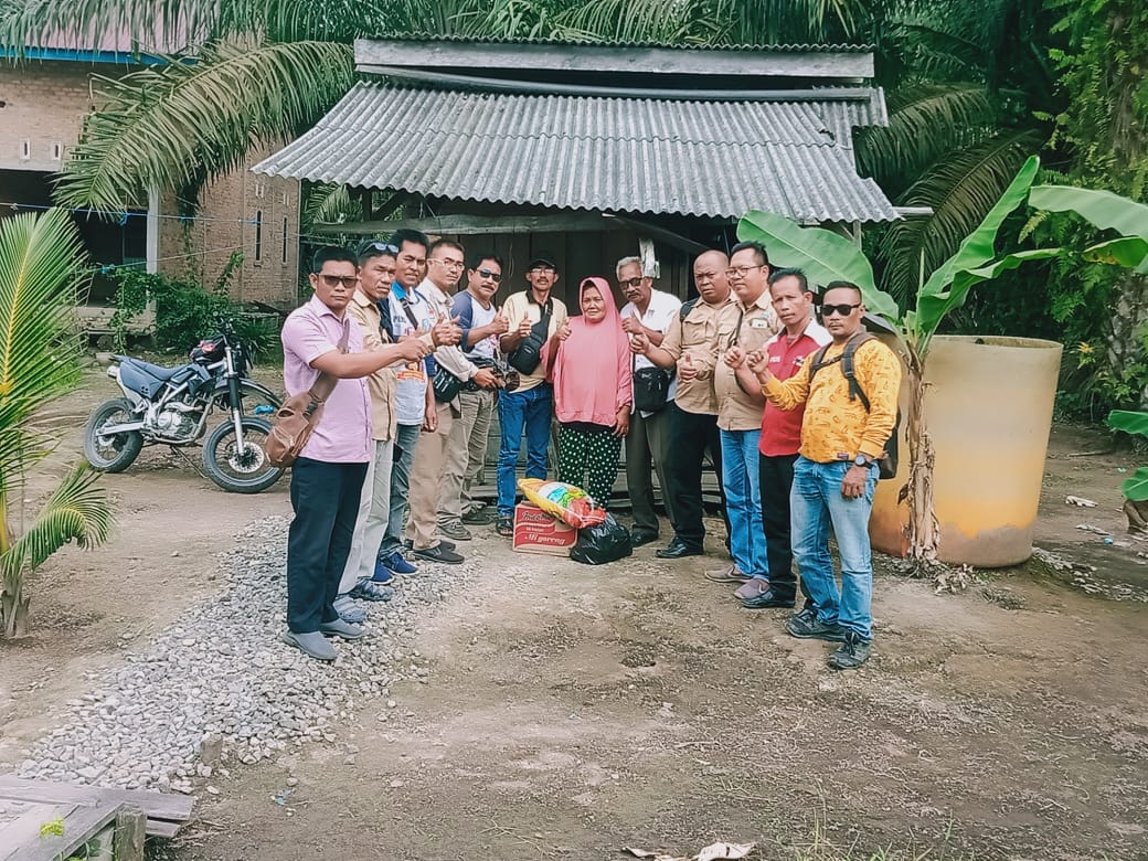 IWO Siak Serahkan Bantuan Kepada Masyarakat Kurang Mampu di Kampung Tuah Indrapura