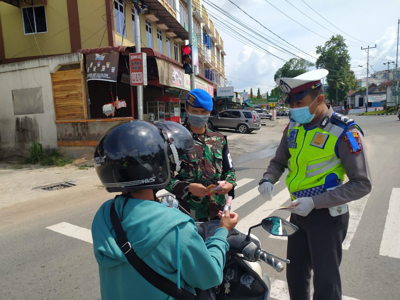 Bersinergi dengan TNI, Sat Lantas Polres Tanjungpinang Kembali Bagikan Ratusan Hand Sanitizer Untuk Pengendara