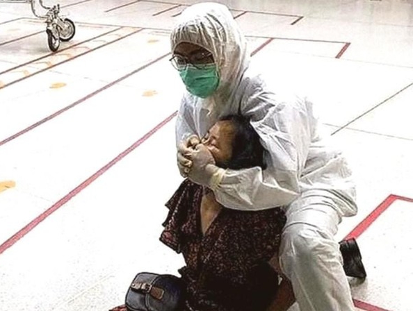 Meludah Berkali-kali di Bus dan Kereta, Wanita Ini Ditangkap