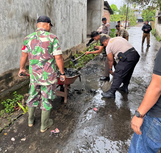 Cegah Banjir! Polsek Tembilahan Turun Tangan Bersihkan Drainase Bareng Forkopimcam