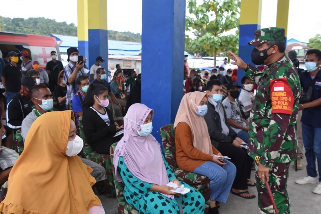 Pangdam XVIII/Kasuari Tinjau Pelaksanaan Serbuan Vaksinasi di Pasar Wosi, Capaiannya Melebihi Target