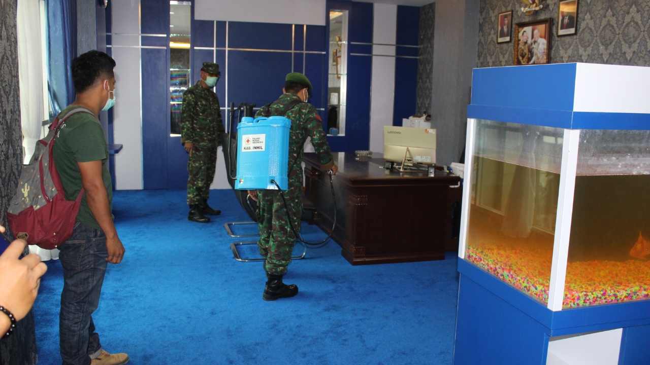 Kodim 0314 Inhil Bantu Penyemprotan Desinfektan di Kantor Bupati