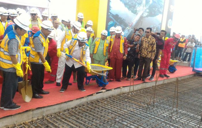 Wan Thamrin Hasyim Lakukan Pengecoran Terakhir Jembatan Siak IV