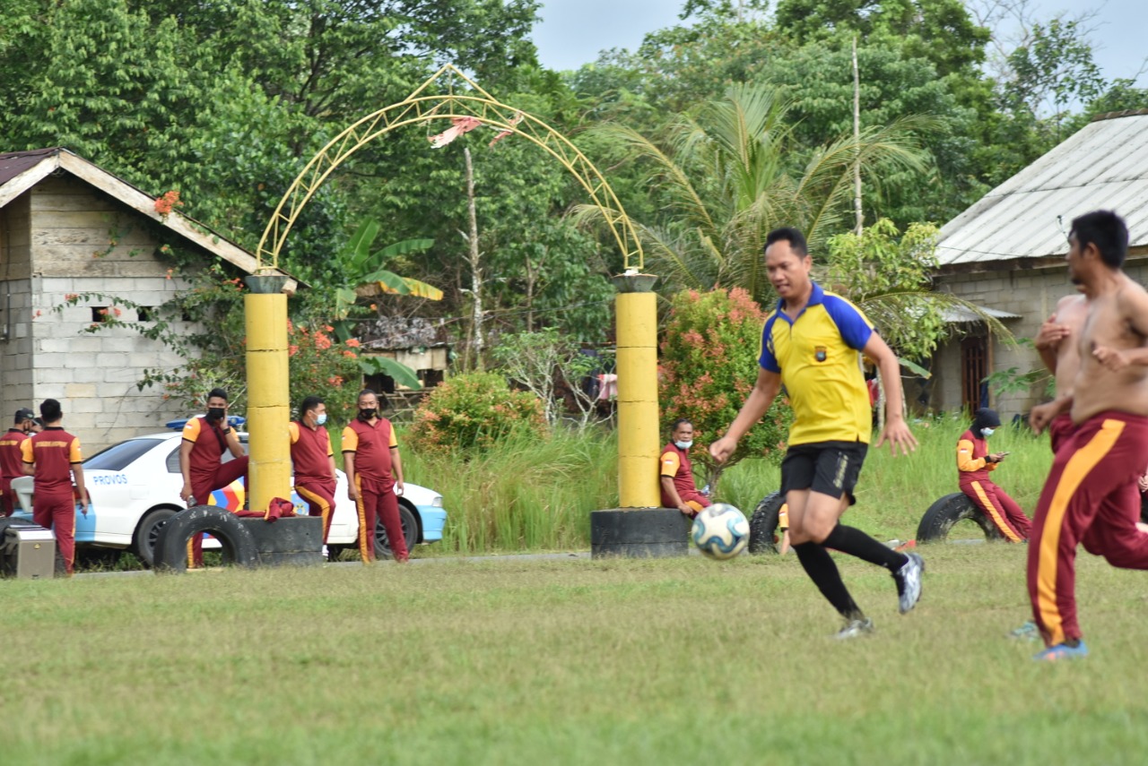 Kapolres Bintan Cetak Satu Gol di Pertandingan Persahabatan Antara Polres Bintan VS Polsek Jajaran