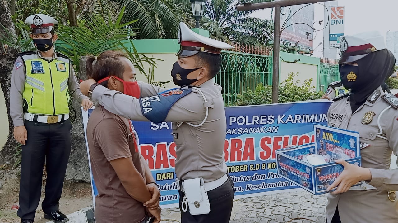 Operasi  Zebra Seligi 2020, Polres Karimun Bagi Masker dan Stiker ''Ayo Pakai Masker''