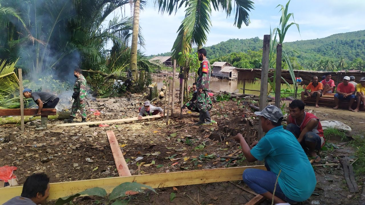Babinsa Koramil Selakau dan Warga Kompak Bangun Rumah Warga Yang Kurang Mampu