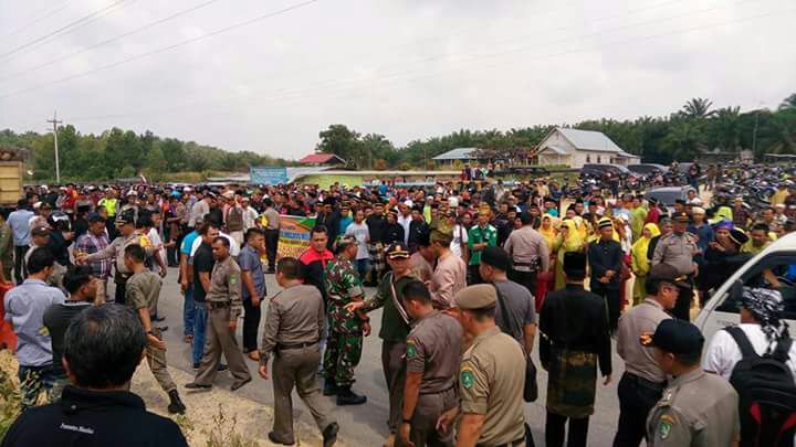 Ratusan Massa Melayu Demo di Depan Yayasan Tawar Mula Jadi 