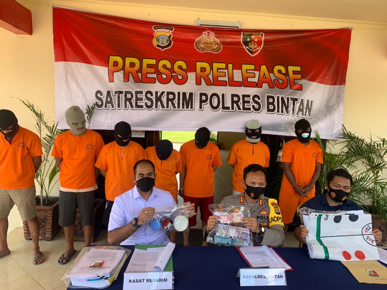 Satreskrim Polres Bintan berhasil Membekuk Tujuh Tersangka Kasus Perjudian Jenis Cinkoko di Desa Gunung Kijang