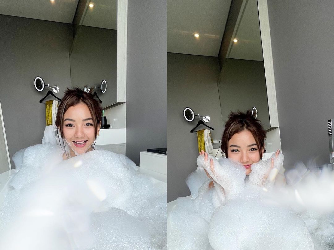 Glenca Chysara si Tante Frozen Pakai Seragam SMA, Imut Banget Donk!