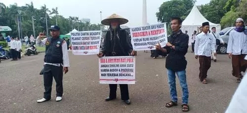 Kakek Ini Mendadak Jadi Perhatian Peserta Aksi Reuni 212