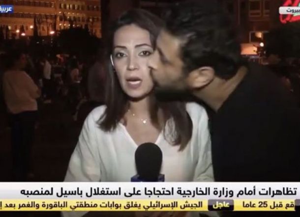 Kontroversi Video Reporter Wanita Dicium Demonstran Selama Siaran Langsung