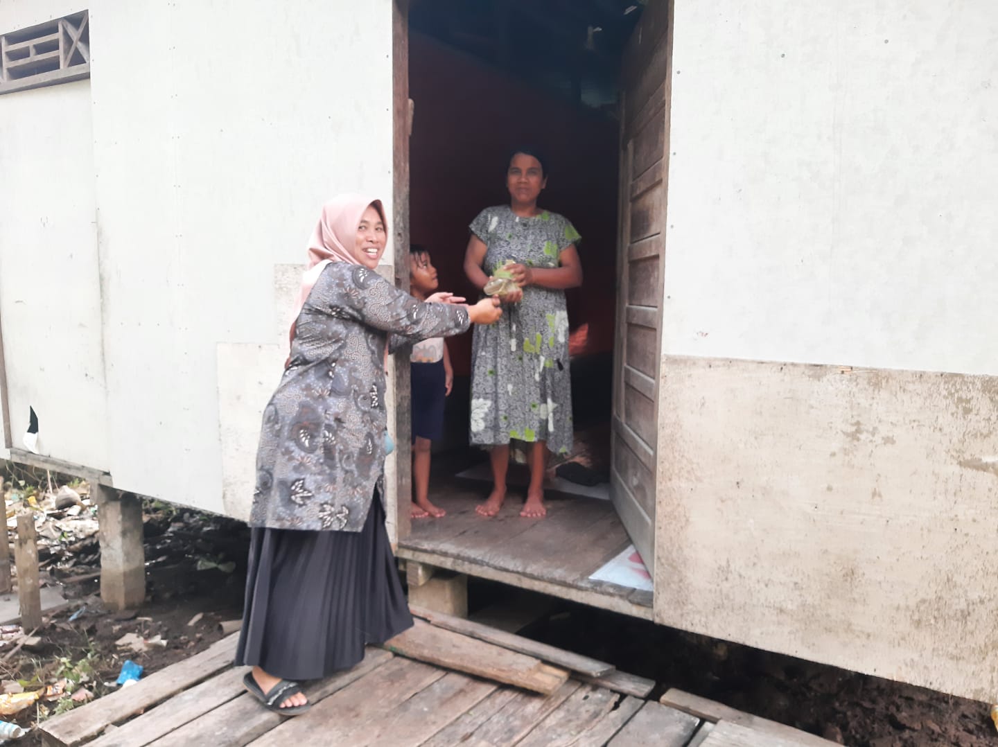 Grup Pedapuran Kantor Desa Sungai Gantang Berbagi Takjil