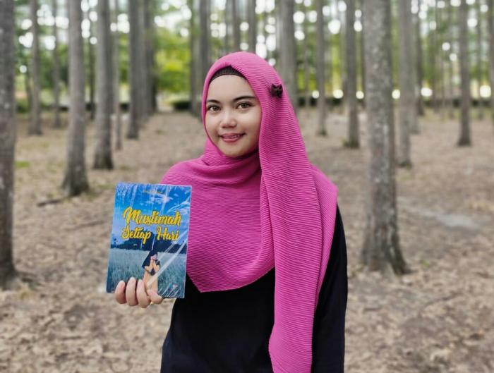 Rita Musdalifah, Si Gadis Cantik Inhil Penulis Novel Muslimah Setiap Hari