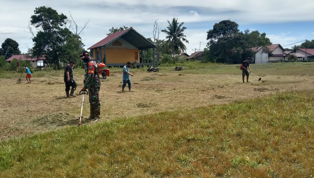 Beri Teladan Baik, Babinsa Temajuk Bersama Karang Taruna Batu Bejulang Bersihkan Lapangan Sepak Bola