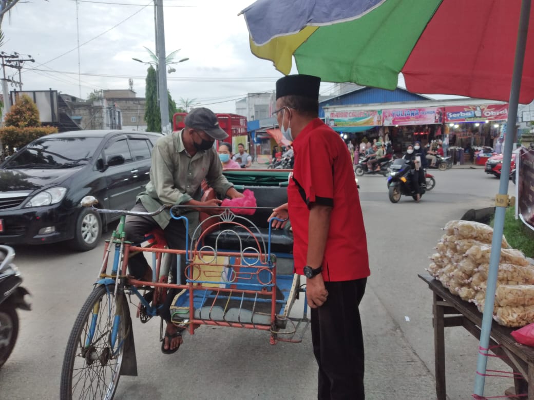 Marlis Syarif Berbagi Kepada Penarik Becak