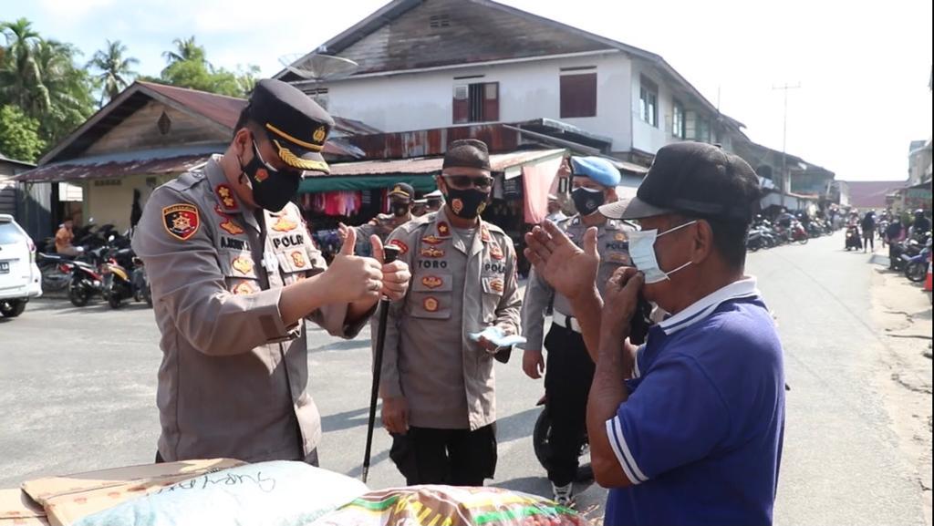 Operasi Keselamatan Seligi 2021, Polres Lingga Bagikan 500 Masker Pada Masyarakat