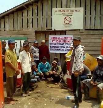 Tuntutan Tidak Dipenuhi, Masyarakat Dua Desa di Inhil Segel Kantor PT IGJA