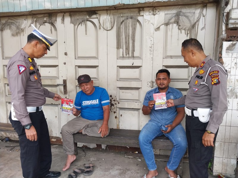 Personil Ditlantas Polda Riau Sambangi Bengkel Radiator Sampaikan Pesan Pemilu Damai yang Berkeselamatan