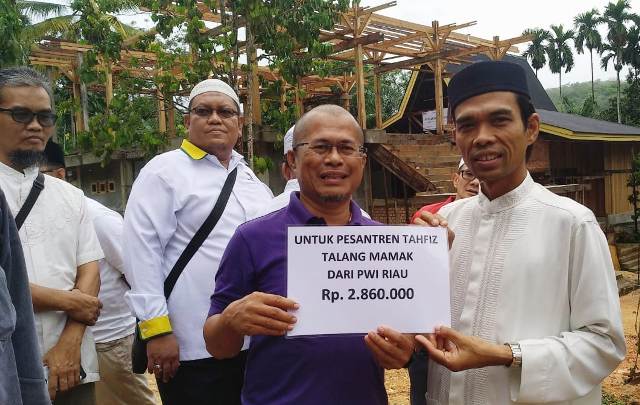 PWI Riau Serahkan Donasi Bantuan untuk Pondok Tahfiz Talang Mamak