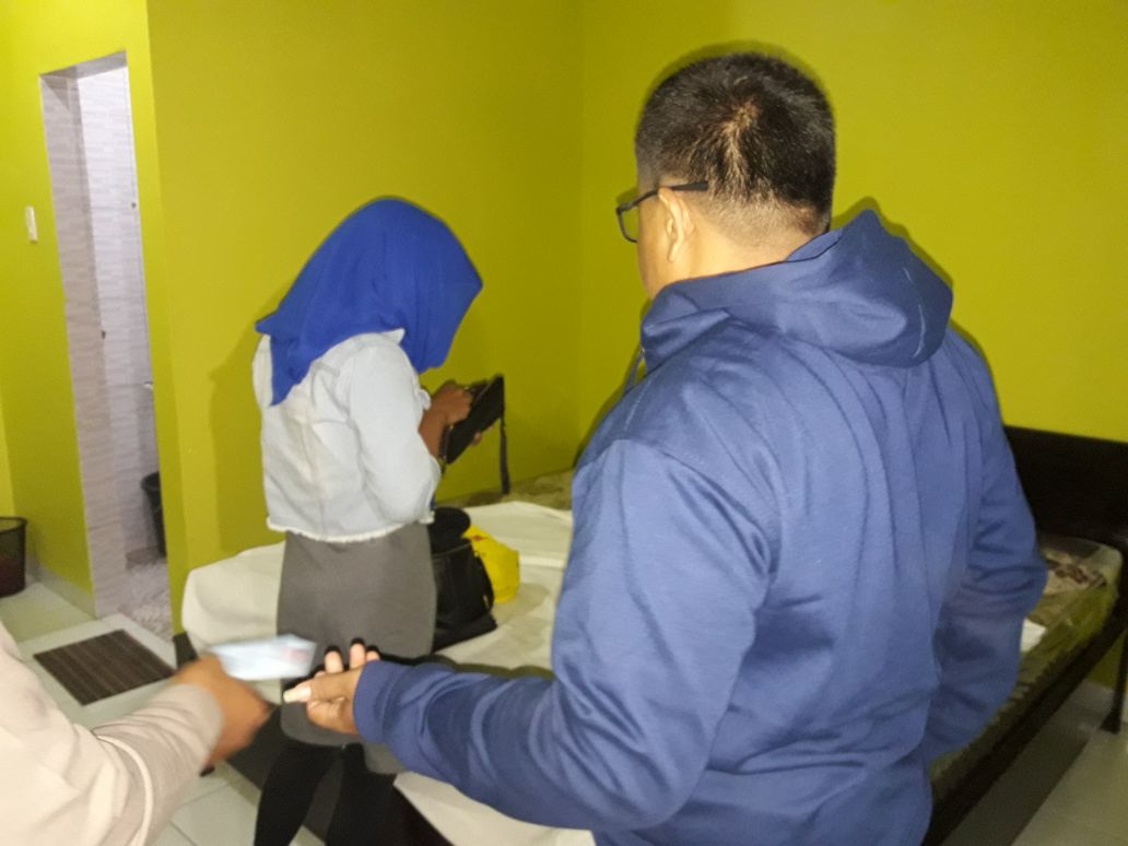 Kafe Remang dan Hotel Digrebek Polisi, Pasangan Mesum Menjerit Kepergok Tanpa Pakaian