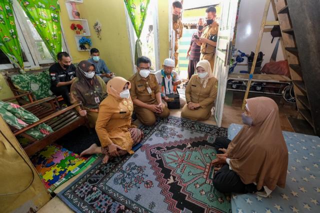 Rahma Beri Bantuan Kepada Penderita Tumor Paru di Kampung Bugis