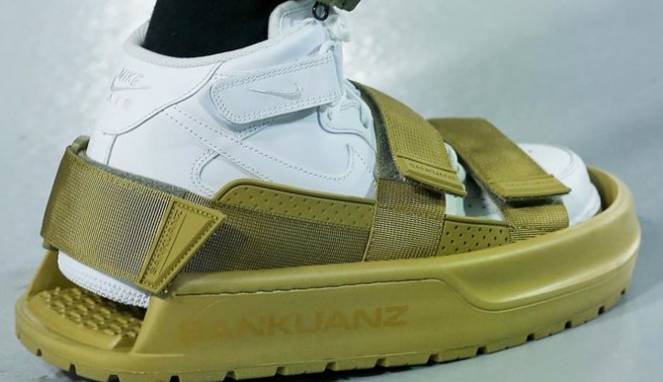 Brand Asal China Bikin Sandal Khusus untuk Sneakers