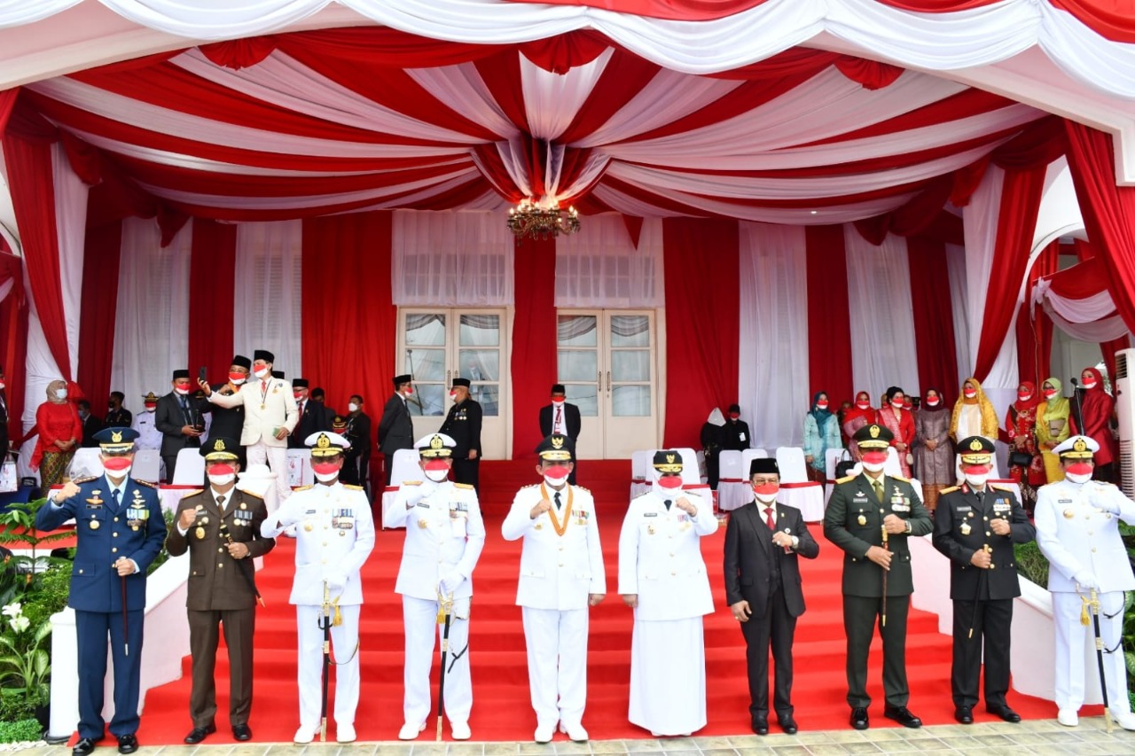 Danrem 033/WP Ikuti Pelaksanaan Upacara HUT Kemerdekaan RI Ke 76 di Gedung Daerah Tanjungpinang Secara Khidmat