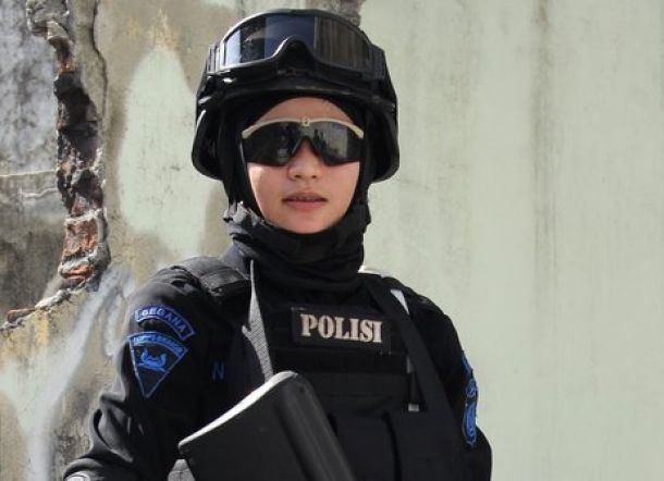 Walah... Tangkap Anggota Yakuza, Polwan Cantik Ini Malah Jatuh Cinta