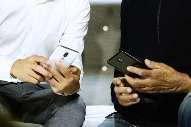 OnePlus 6 Diabadikan CEO dalam Balutan Warna Hitam dan Putih