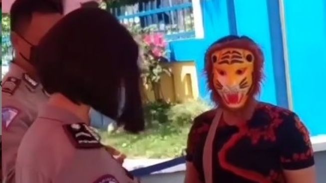 Karena Tak Punya Masker Wanita Pakai Topeng Macan, Publik: Nakutin Corona