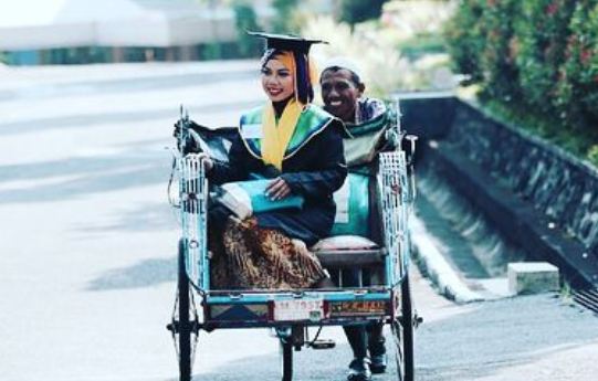 Raeni, Wanita yang Lulus Diantar Bapak Naik Becak, Kini Dia Jadi Doktor di Birmingham Inggris