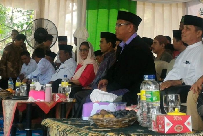 Menteri Kelautan dan Perikanan, Susi Pujiastuti Hampir Terjatuh di Podiom Acara