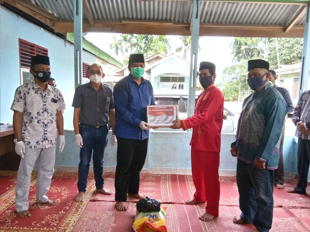 PT IKS Serahkan Bantuan Sembako di Kampung Pinang Sebatang Timur