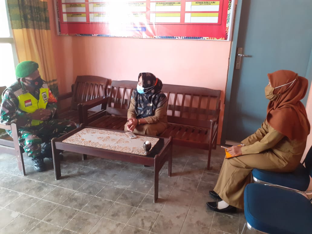 Babinsa Kelurahan Sabang Barat Koramil 05/Midai melaksanakan Komsos Tentang Sosialisasi Geopark Natuna di SMPN 1 Midai