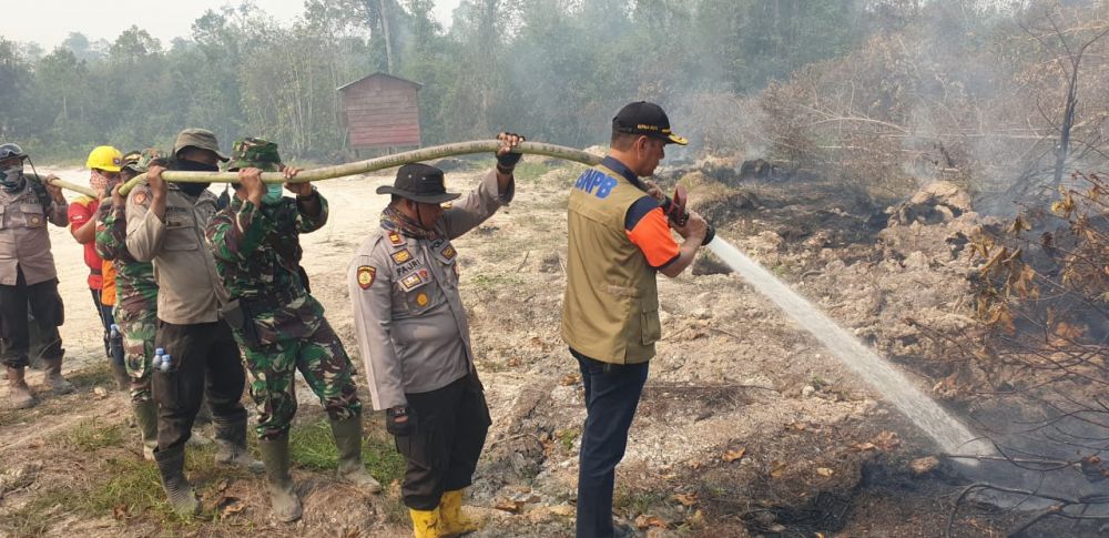 Kepala BNPB Padamkan Api Dekat Pompa Minyak Pertamina