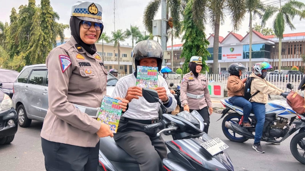 Begini Cara Unik Polwan Ditlantas Polda Riau Sukseskan Pemilu 2024