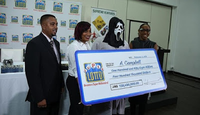 Hindari Keluarga Meminjam, Pemenang Lotere Rp18 Miliar Pakai Topeng