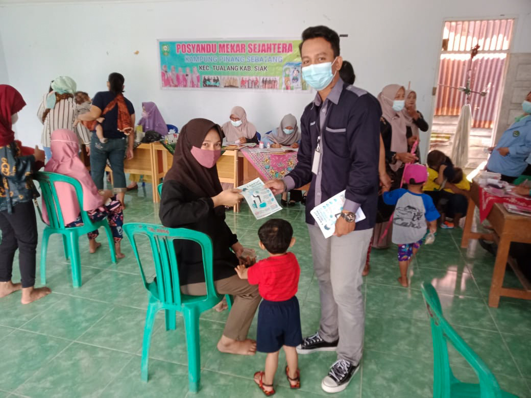 Mahasiswa Kukerta Balek Kampung UNRI Beri Sosialisasi Pentingnya Vaksinisasi COVID-19 Melalui Pembagian Bosur