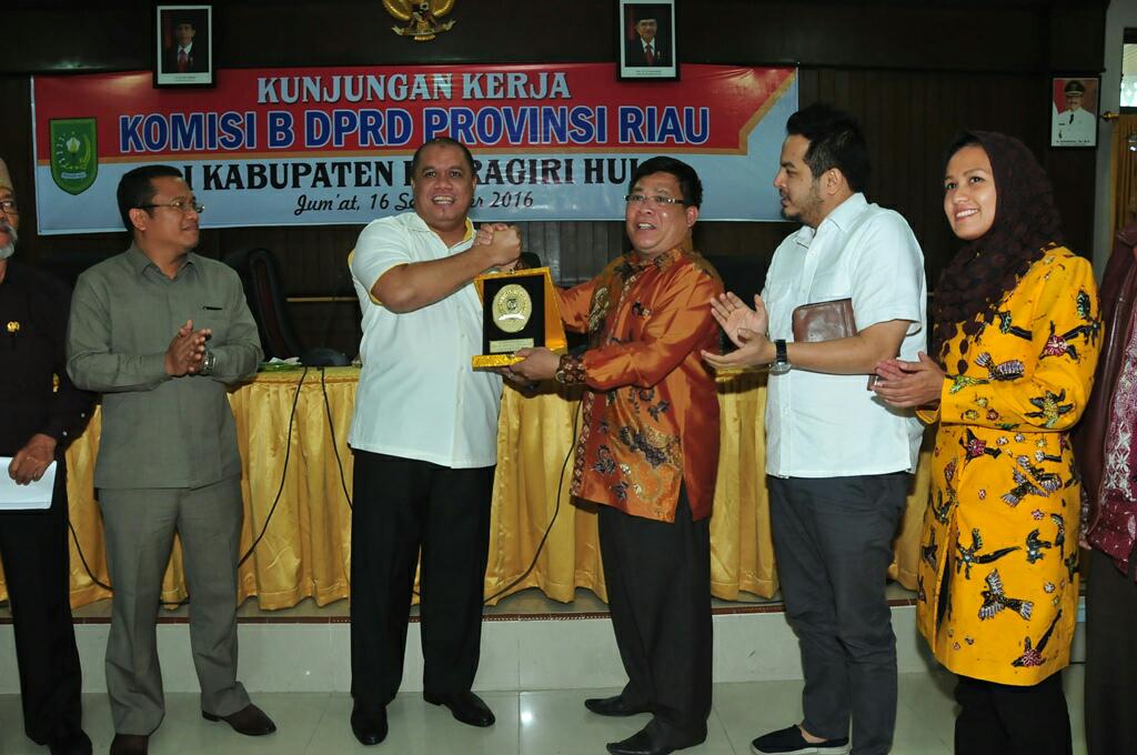 Yopi Arianto Beri 'Kado' ke Komisi B DPRD Provinsi Riau