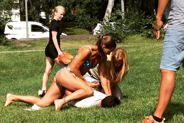 Berbikini, Polwan Ini Lumpuhkan Pencopet