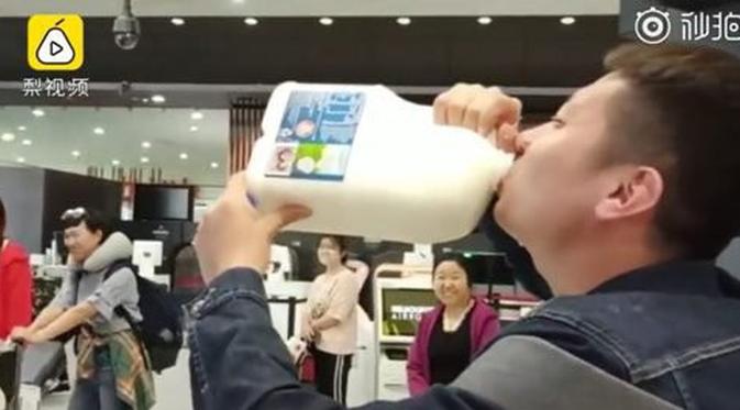 Pria ini Habiskan 2,5 Liter Susu Sekaligus Karena Tak Rela Disita Pihak Bandara