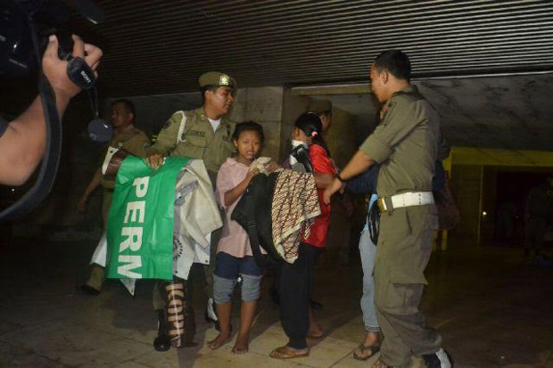 Dikira Penculik, Perempuan Gangguan Jiwa Digelandang ke Kantor Polisi