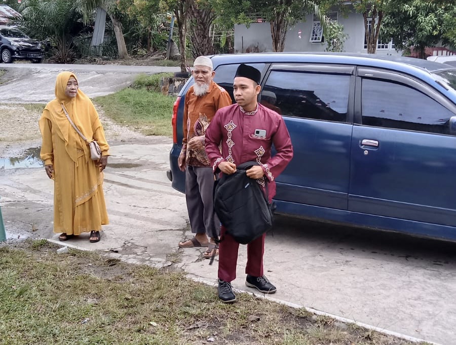 Fajrul Hapzi Diantar Rombongan Pendukung Saat Kembalikan Berkas Pencalonan Kepala Desa Muara Jalai