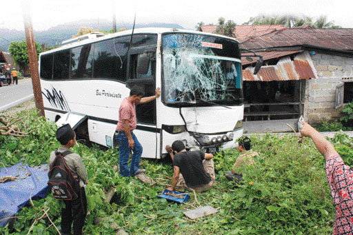 Di Sumbar, Bus Rombongan Disbun Inhil Nyaris Tambrak Rumah Warga