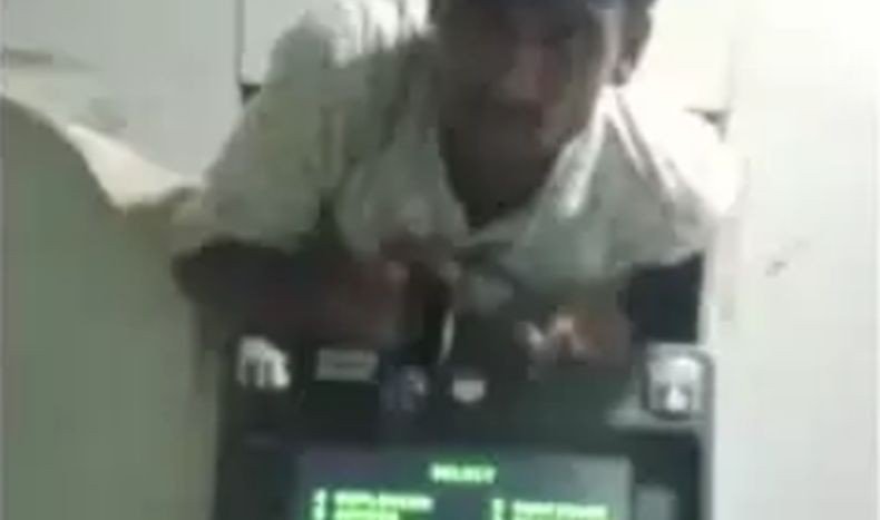Pencuri Uang ATM Ini Terjepit di Tembok saat Beraksi